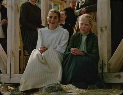 - That looks dumb.
- They look like our rooster. - Godland