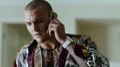 - That looks good, huh?
- Huh? Yeah. Here, mate. - Australian Gangster