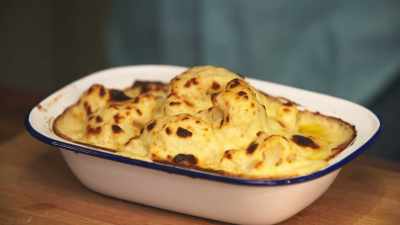 That looks like a...
a posh pub cauliflower cheese. - James May: Oh Cook!