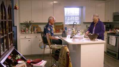 - That looks very delicious.
- It's gonna be, - Love in Fairhope