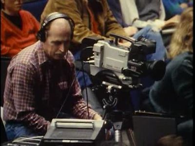 That makes us more easily manipulated - Manufacturing Consent: Noam Chomsky and the Media