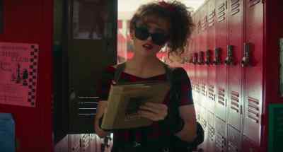 - That one, right, uh,
I'm a receptionist, - Lisa Frankenstein