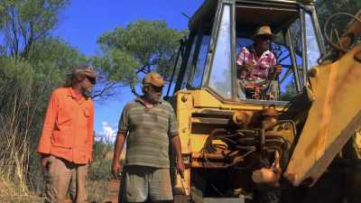 That one rock there, Greg.
You see that? - Outback Opal Hunters
