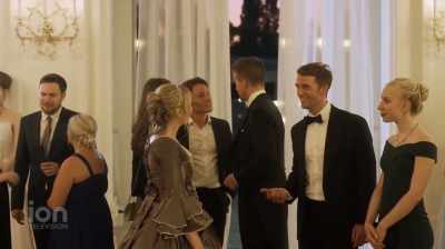 - That party I told you about?
This is it! - Best Christmas Ball Ever!