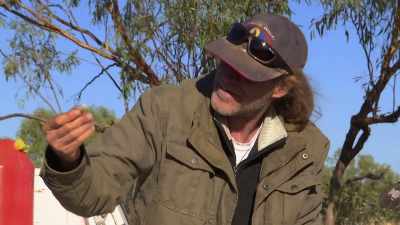 That really gives us inspiration.
Let's go and find
something for ourselves. - Outback Opal Hunters