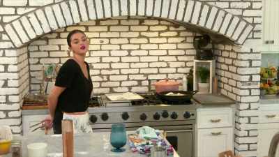 - That smells so good. - [laughs] - Selena + Chef