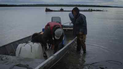 That supporting log's
supporting the ridge pole, - The Last Alaskans