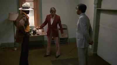 - That the back way?
- Yeah. Through here. Through the kitchen and out. - Trouble Man