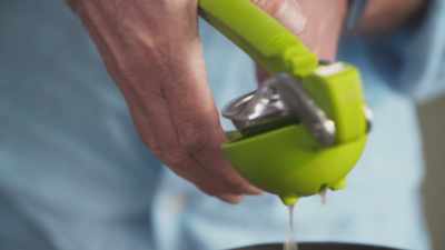 That was the lime zest.
Now we need the lime juice. - James May: Oh Cook!