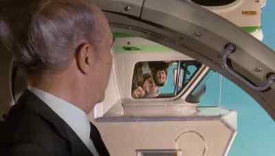 That thing's flying upside down. - Escape to Witch Mountain