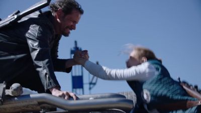 That thing's got me by the pants - Tremors: A Cold Day in Hell