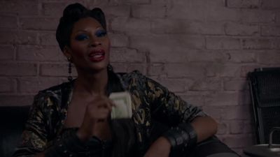That's $1,000. - Pose