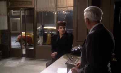 - That's a great suit.
- Thank you very much, Miss Evans. - New York, New York