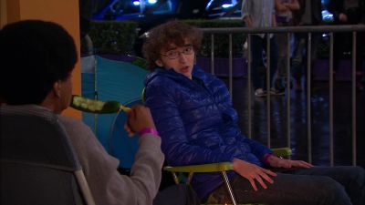 - THAT'S A PECULIAR WAY
TO EAT A CUCUMBER. - Victorious
