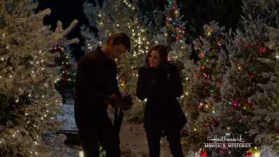 That's actually really nice. - Northern Lights of Christmas