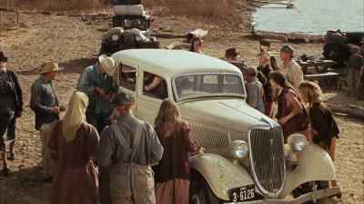 That's Clyde Barrow and Bonnie Parker. - Bonnie and Clyde