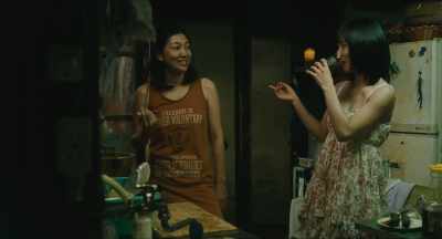 - That's different.
- It's different. - Shoplifters