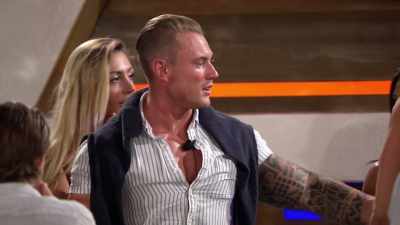 ‐That's Emma.
‐# They won't let go - Love Island