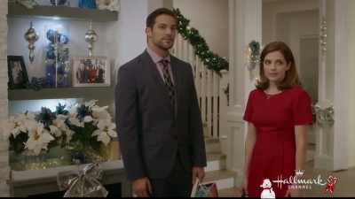 That's Evan, Molly's
college boyfriend. - Mingle All the Way