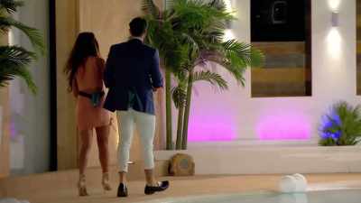 ‐That's good. No
stinky bad breath.
‐(SCOTT LAUGHS) - Love Island