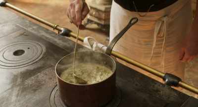 That's how you obtain
a nice, clear broth. - The Taste of Things