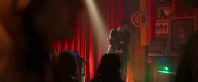-♪ That's me in the spotlight ♪
-A lager, please. - Bank of Dave