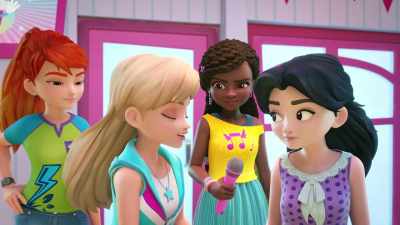 That's it, he's looking
for the shipwreck's treasure. - LEGO Friends: Girls on a Mission