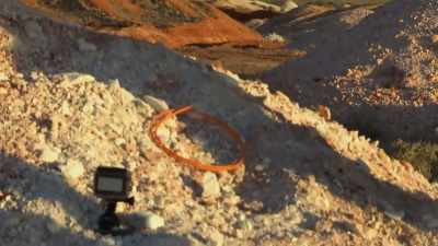 That's it.Let's go.
Three minutes? - Outback Opal Hunters