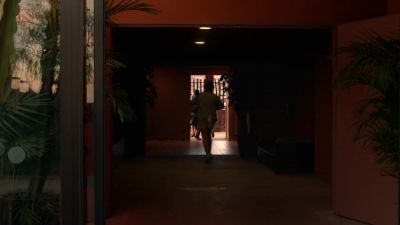 That's it, straight ahead. Through that gate. - Crossfire