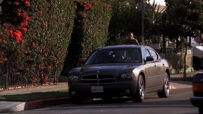 That's KS's house?
- I'm going in. You stay here. - The Mentalist