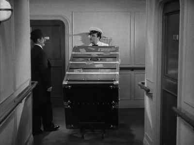 That's mine. A trunk thief? - A Night at the Opera