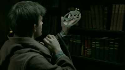 That's no problem.
I'll hold the book up while I read. - Leonardo