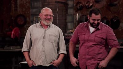 - That's not your blade.
It's okay. - Forged in Fire