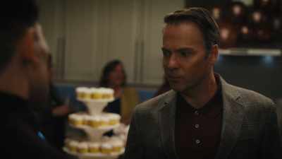 - That's not good, Greg.
- Dee was involved with a Superman incident. - Naomi