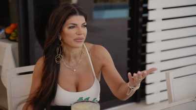 - That's not right that she-- - The Real Housewives Ultimate Girls Trip