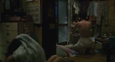 That's right, pouring rain.
All right, ok. - Shoplifters