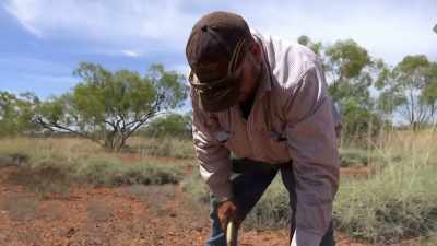 That's the best sign for a
billabong, is finding, erm, - Outback Opal Hunters