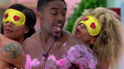 >> THAT'S THE MIDDLE OF THE CAKE
RIGHT THERE. - Love Island