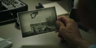 That's the same flag they
flew over at Mount Carmel. - Waco: The Aftermath
