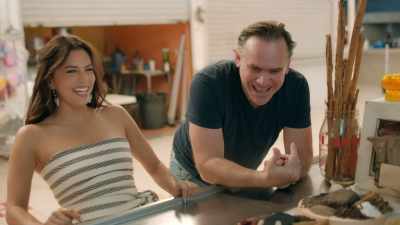 - That's weird.
[laughter] - Eva Longoria: Searching for Mexico