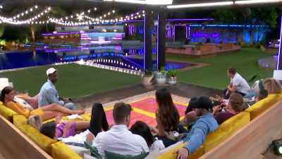 >> THAT'S WEIRD THAT THEY CAN BE
THAT GUARDED. - Love Island