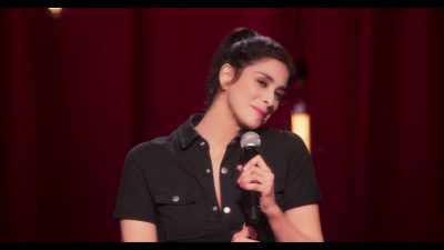- That's what it is.
- [audience laughing] - Sarah Silverman: A Speck of Dust