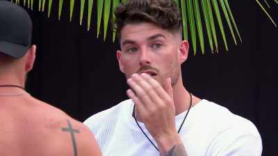 THAT'S WHERE KYRA PLAYS THIS
GAME, AND DUDE, I WOULDN'T THROW - Love Island