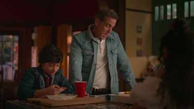 -That's because you're old.
-[fake laughs] Funny guy. - Julie and the Phantoms