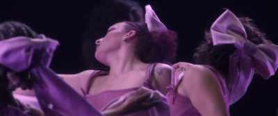 - That's yours, Mac!
Come on, boo! - Olivia Rodrigo: GUTS World Tour