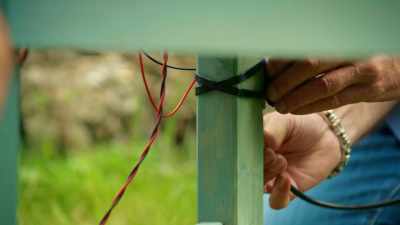 The air is attached,
so I'm going to open the regulator.
Are we ready? - James May and the Dull Men