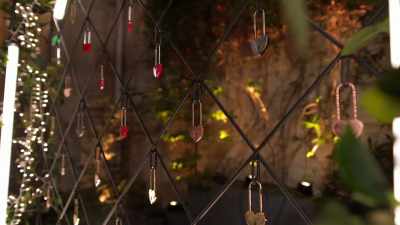 The American girls will present
a key to each suitor. - Love Trip: Paris