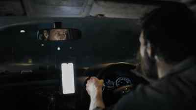 [The Associate]
At the traffic light, - Mercy Road