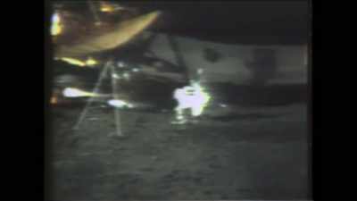 The astronaut does some operations
loading with a pulley, - American Moon