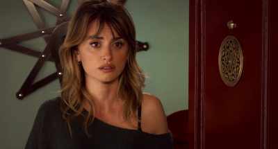 - The bar downstairs said he was here.
- Yeah, she'll be back in a bit. Come inside, Teresa. - Parallel Mothers
